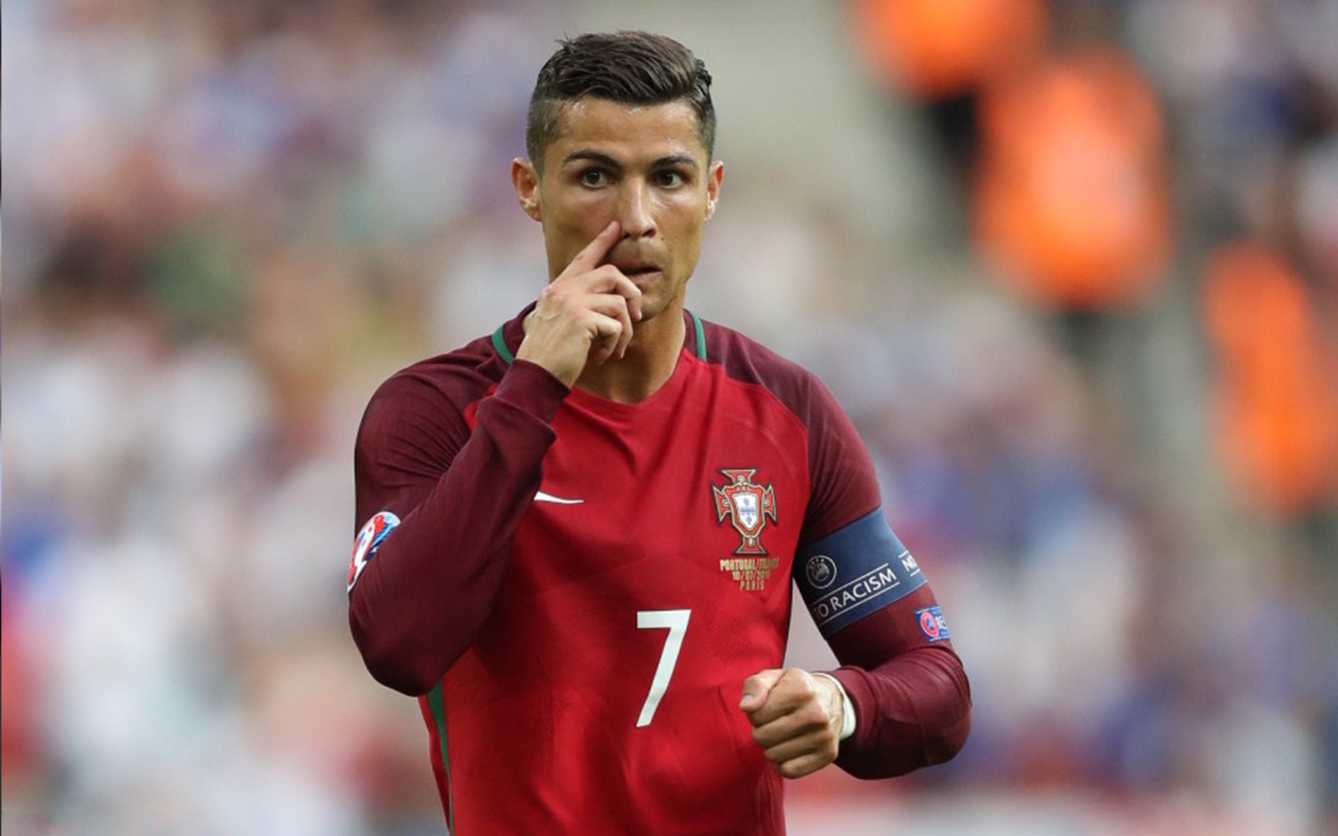 场上气氛火爆：观众席座无虚席，助威声震天！，场上观众是什么意思